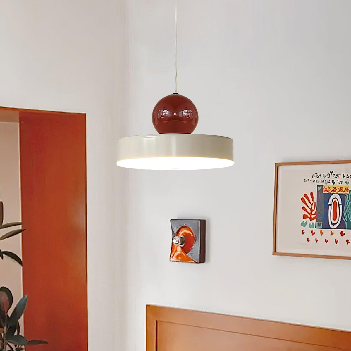 Pendelleuchte Metallkörper roter Kugellampenschirm moderner Retro-Akzent