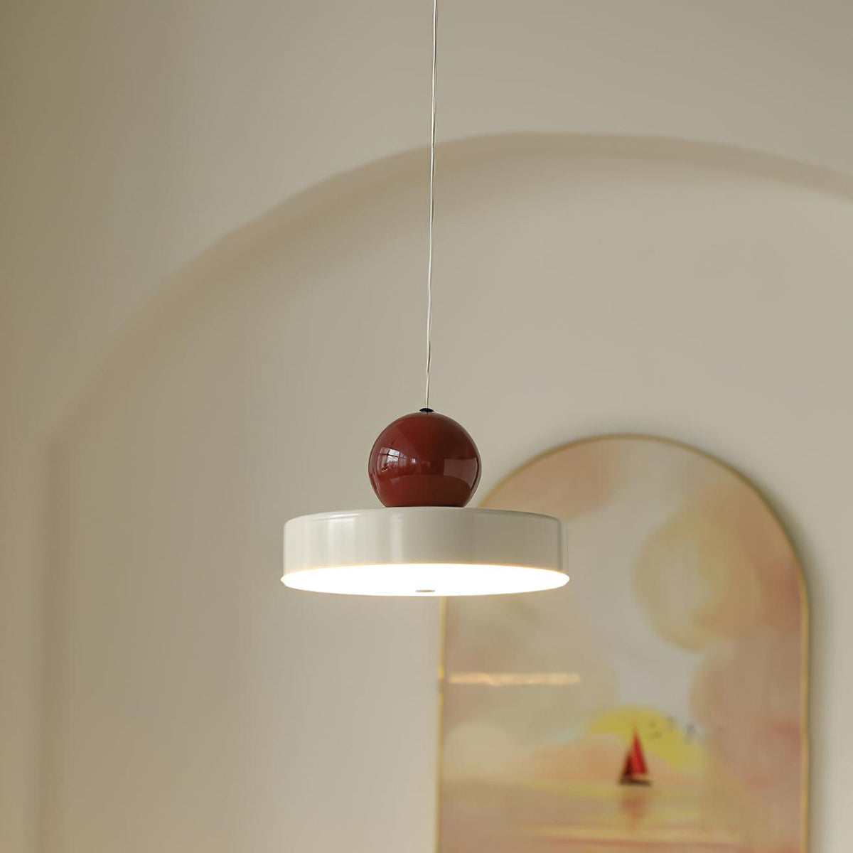 Pendelleuchte Metallkörper roter Kugellampenschirm moderner Retro-Akzent