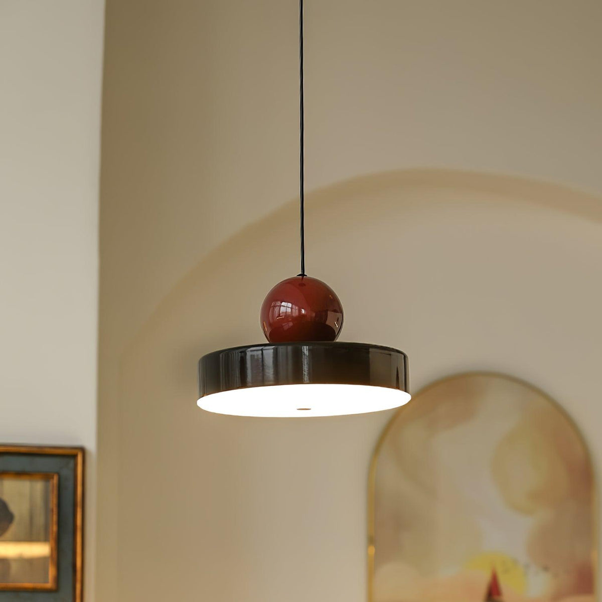 Pendelleuchte Metallkörper roter Kugellampenschirm moderner Retro-Akzent
