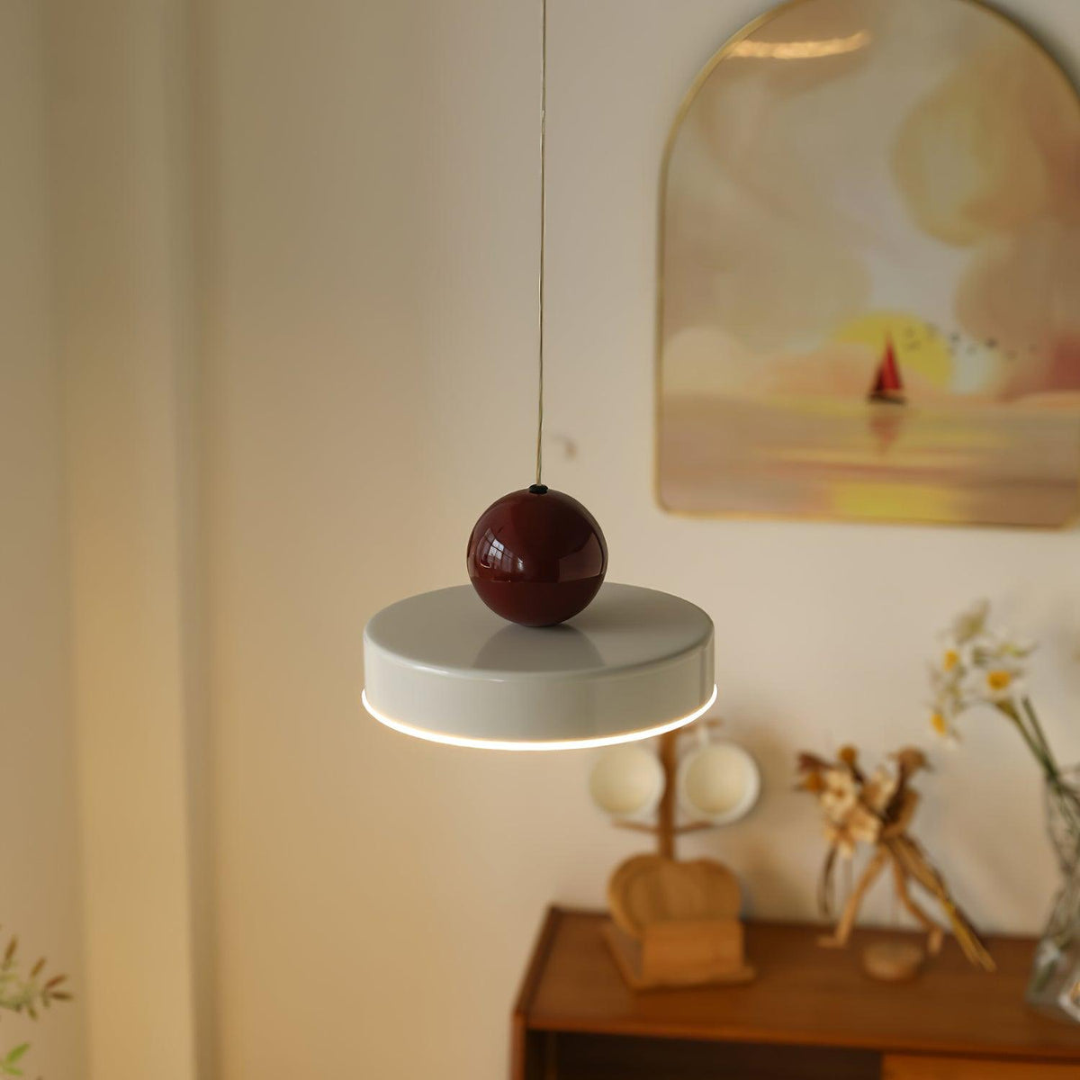 Pendelleuchte Metallkörper roter Kugellampenschirm moderner Retro-Akzent