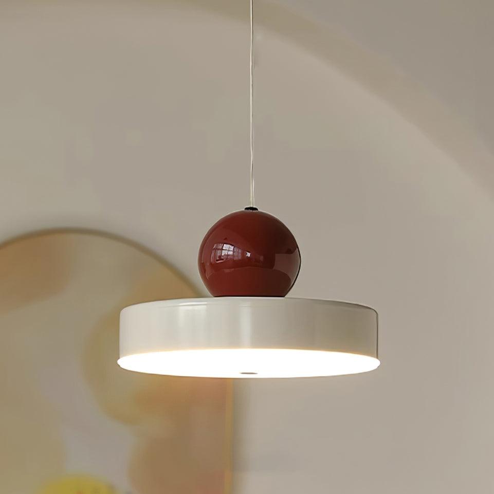 Pendelleuchte Metallkörper roter Kugellampenschirm moderner Retro-Akzent