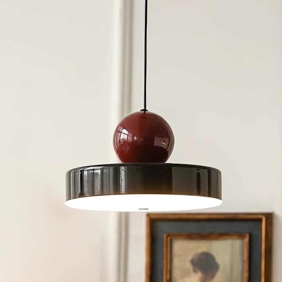 Pendelleuchte Metallkörper roter Kugellampenschirm moderner Retro-Akzent