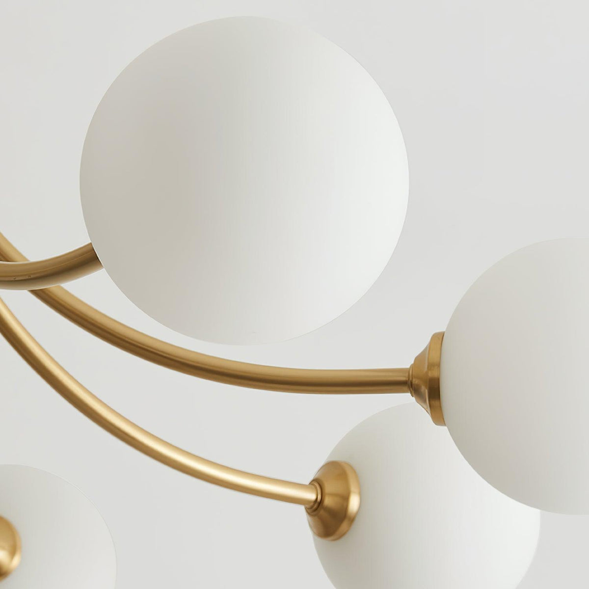 Deckenleuchte Messing verzweigter Arme Opal Kugellampen modern elegant