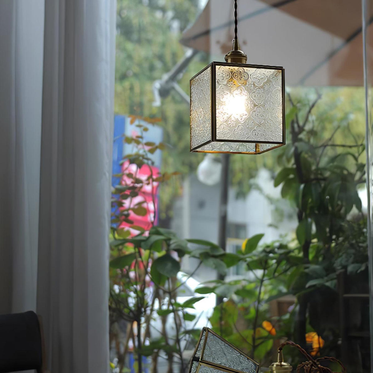 Arvane Pendelleuchte aus Messing und Glas mit elegantem Design