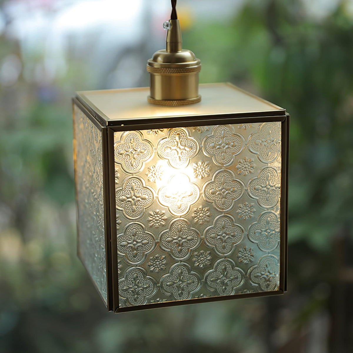 Arvane Pendelleuchte aus Messing und Glas mit elegantem Design