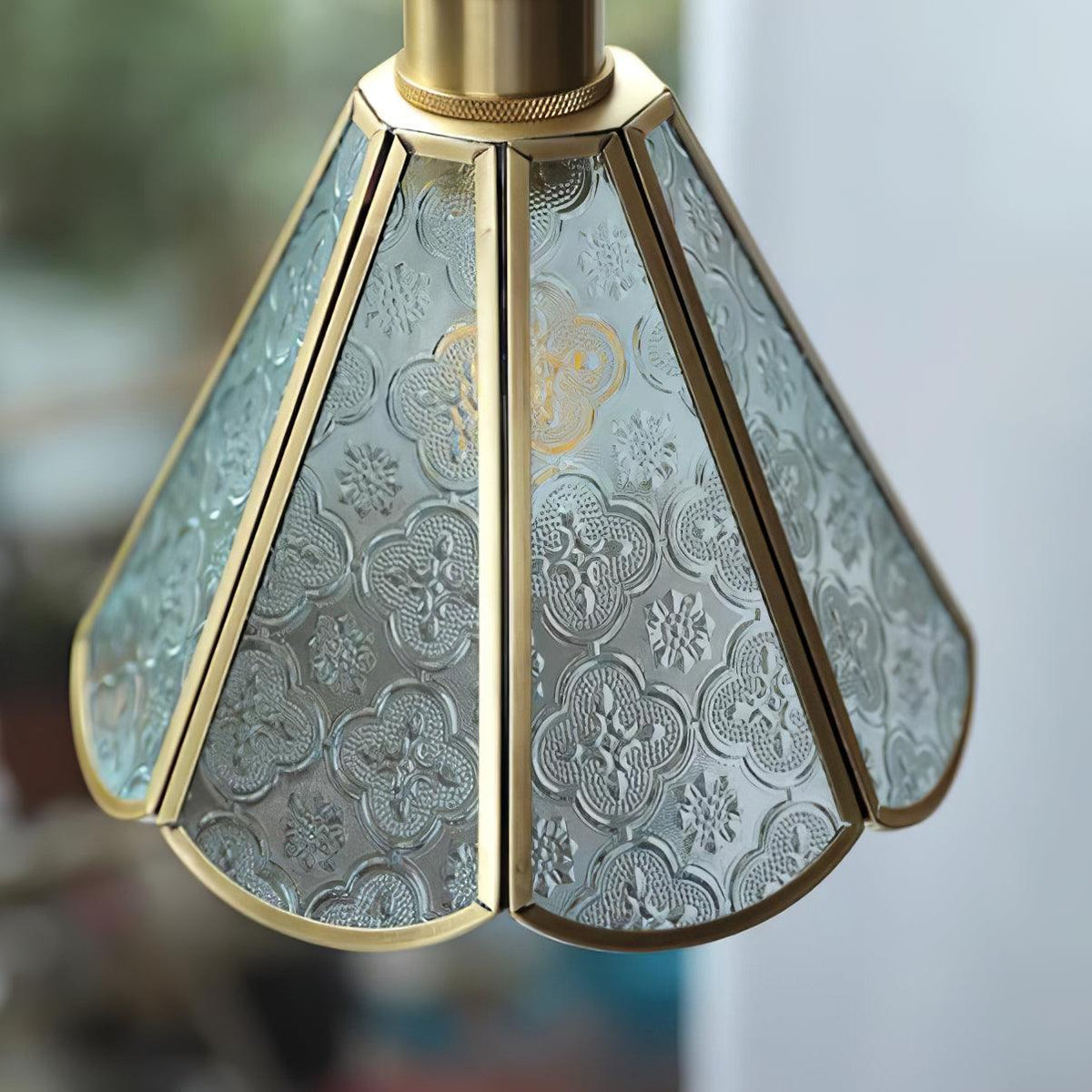 Arvane Pendelleuchte aus Messing und Glas mit elegantem Design