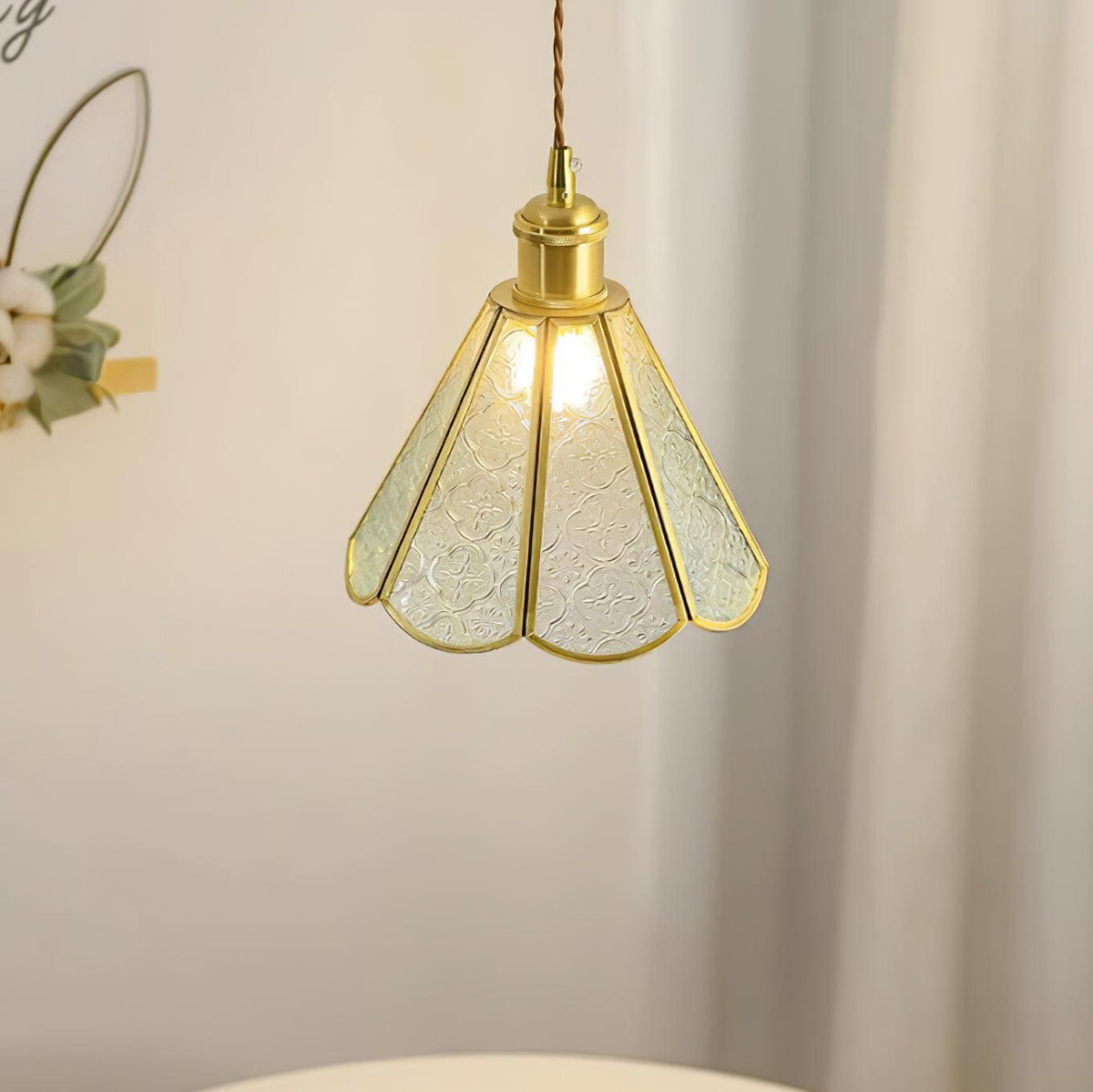 Arvane Pendelleuchte aus Messing und Glas mit elegantem Design