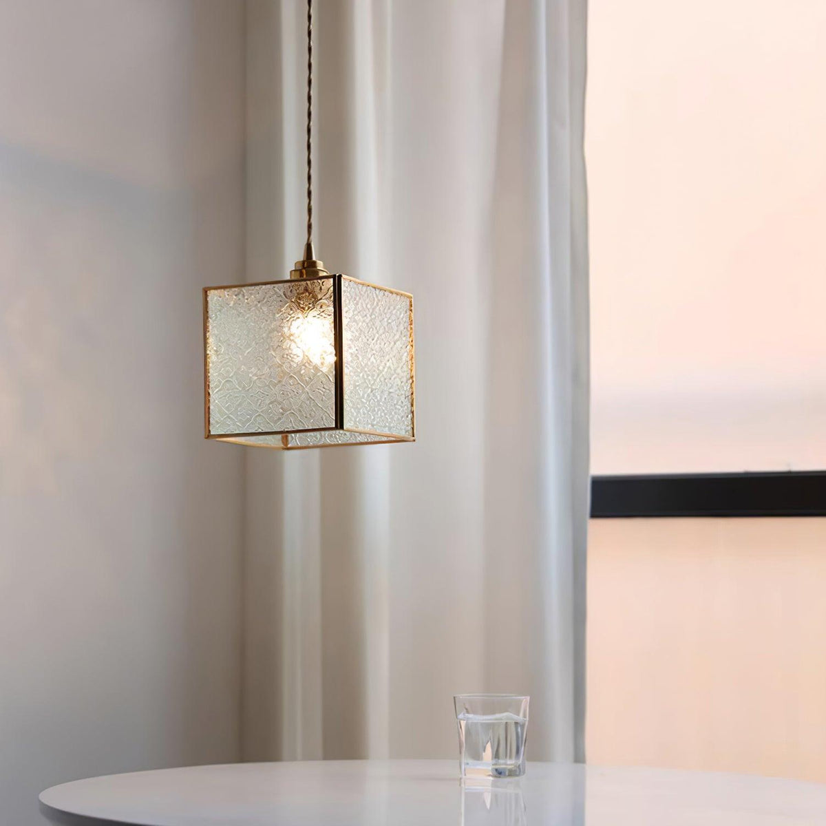 Arvane Pendelleuchte aus Messing und Glas mit elegantem Design