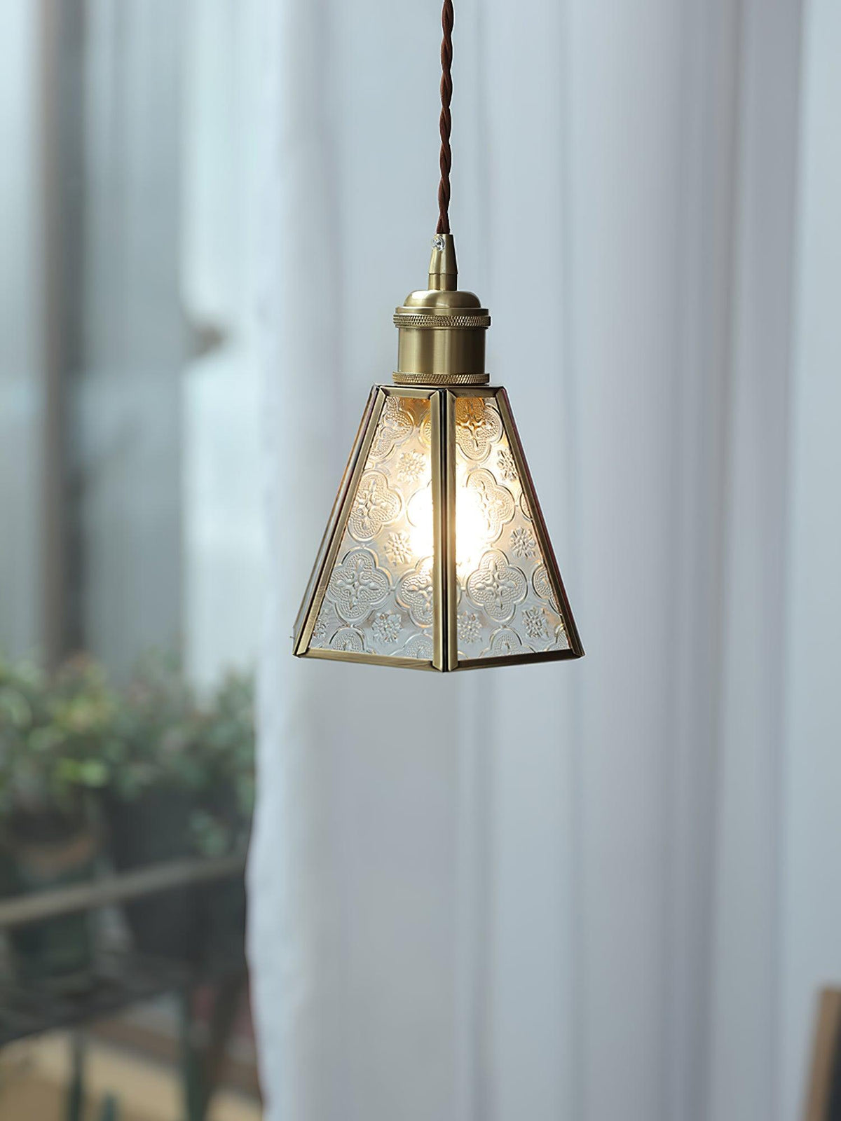 Arvane Pendelleuchte aus Messing und Glas mit elegantem Design