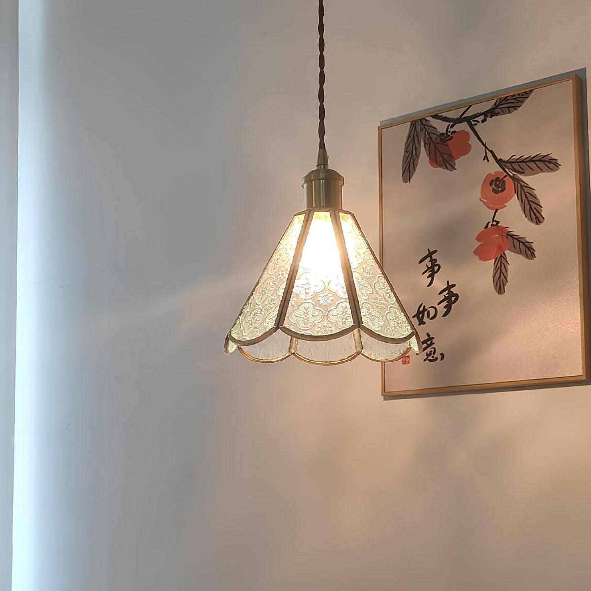 Arvane Pendelleuchte aus Messing und Glas mit elegantem Design