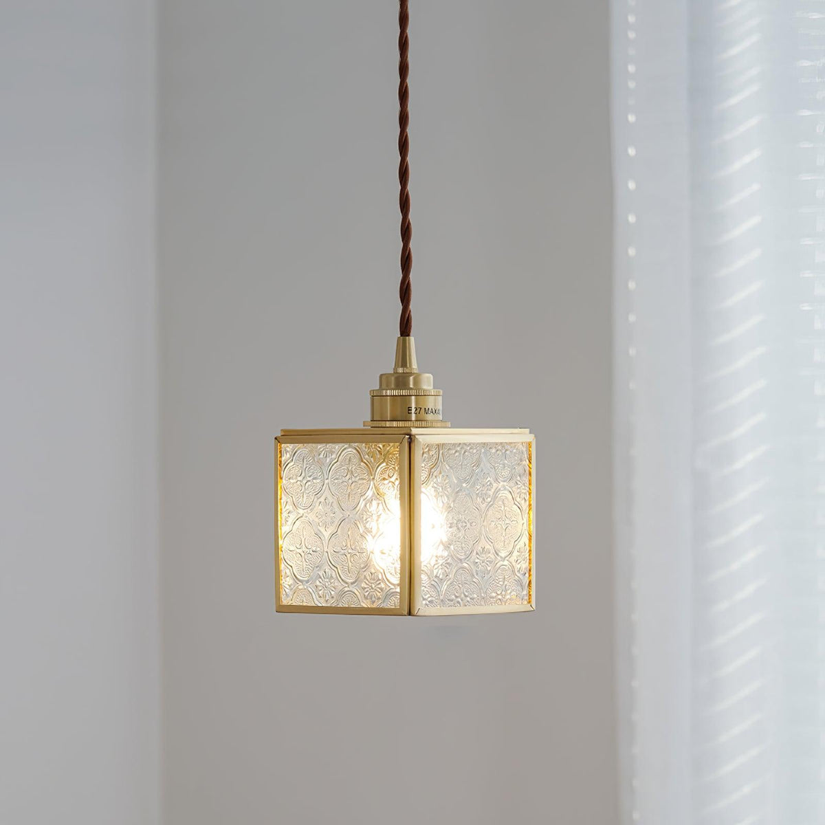 Arvane Pendelleuchte aus Messing und Glas mit elegantem Design