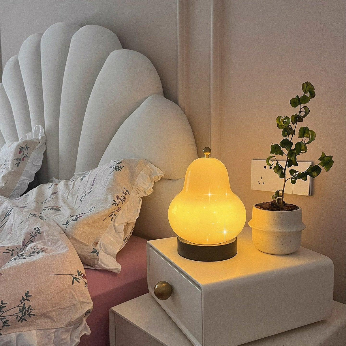 Lumaic Tischleuchte aus Glas mit whimsischem Design