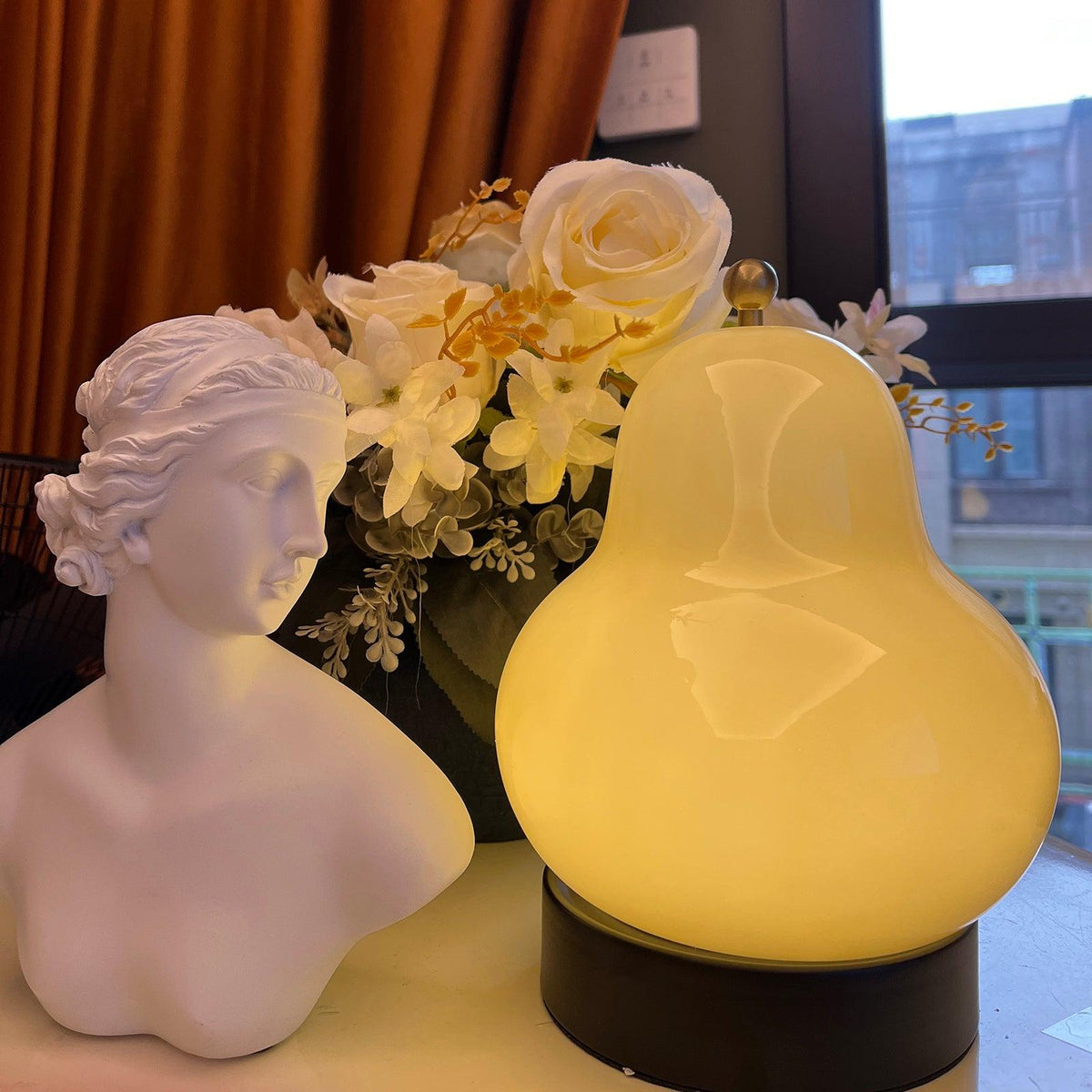 Lumaic Tischleuchte aus Glas mit whimsischem Design