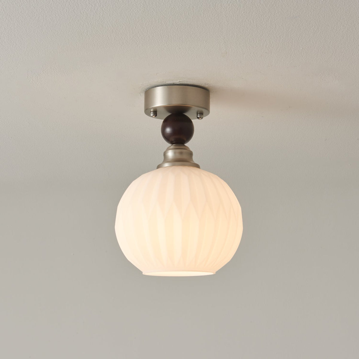 Ivcarila zeitgenössische minimalistische Deckenleuchte aus Glas mit Perlenkugel
