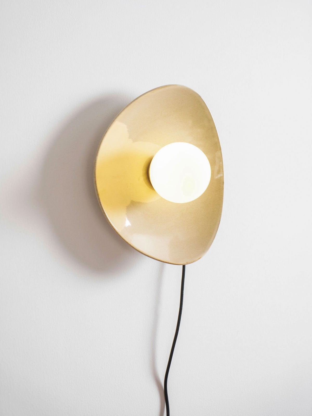 Lioruiella Wandleuchte aus Keramik und Glas in Kieselsteinform