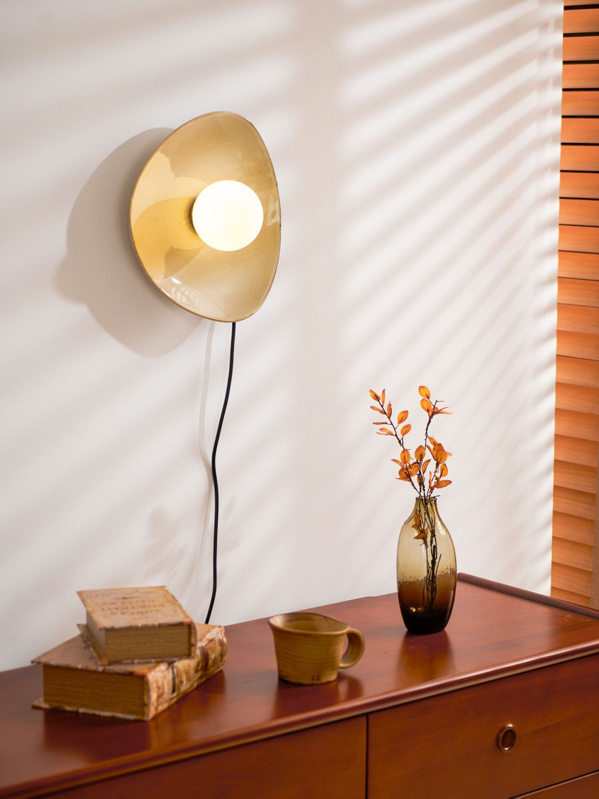 Lioruiella Wandleuchte aus Keramik und Glas in Kieselsteinform