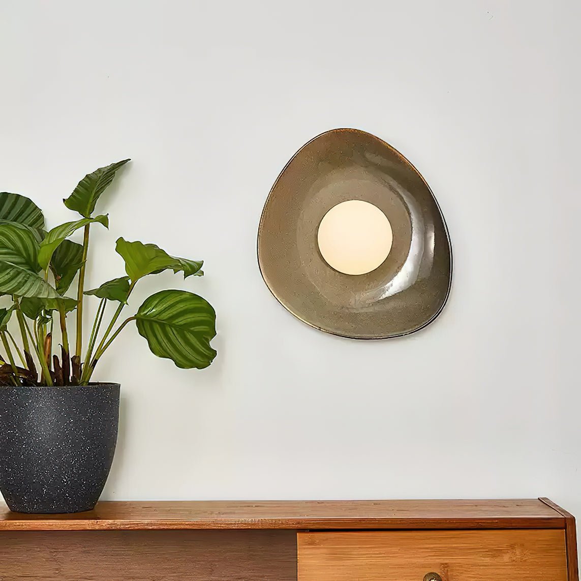 Ertalila Elegance Wandleuchte in Kieselsteinform aus Keramik