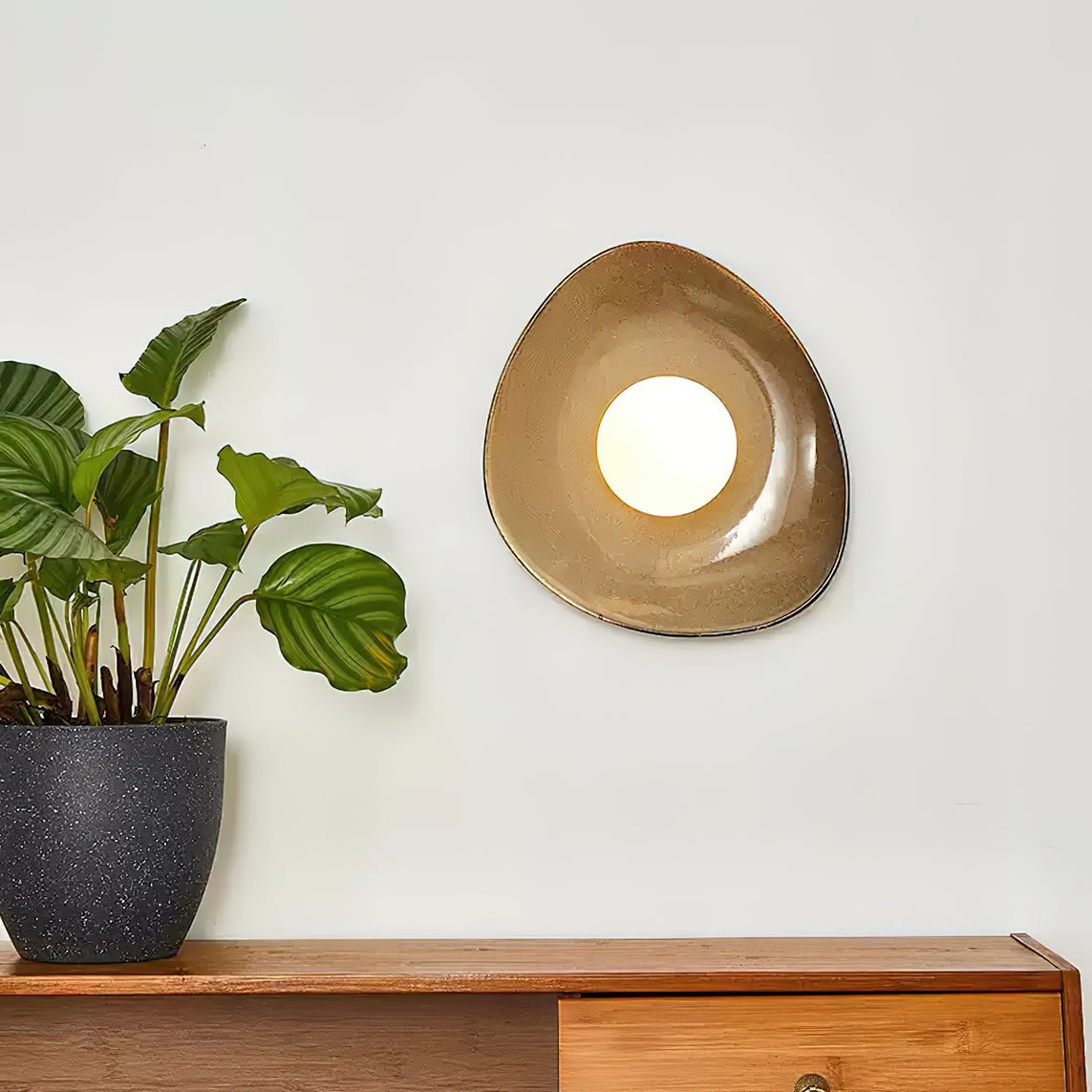 Ertalila Elegance Wandleuchte in Kieselsteinform aus Keramik