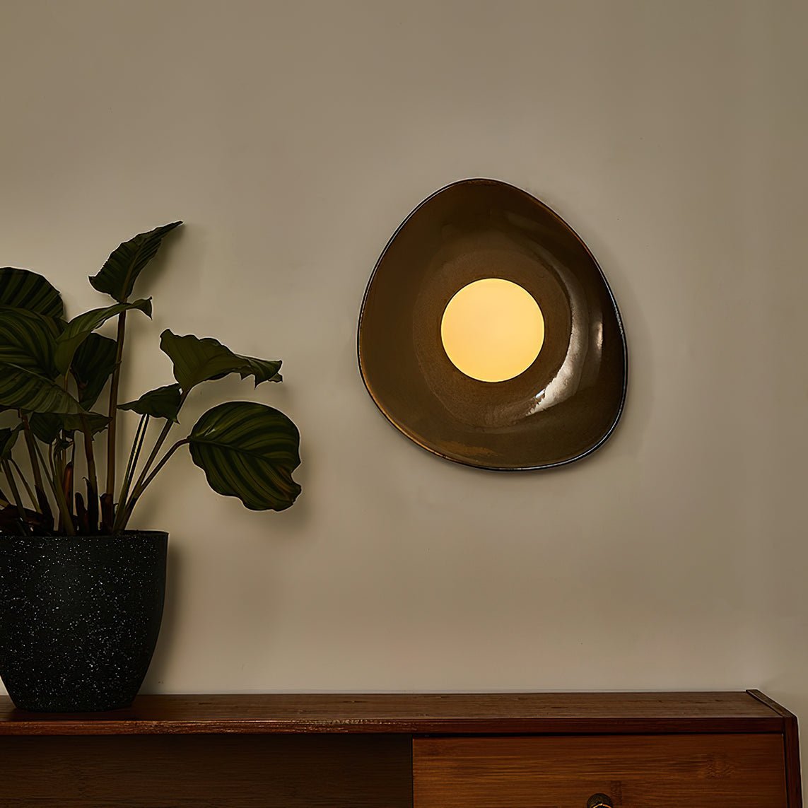 Ertalila Elegance Wandleuchte in Kieselsteinform aus Keramik
