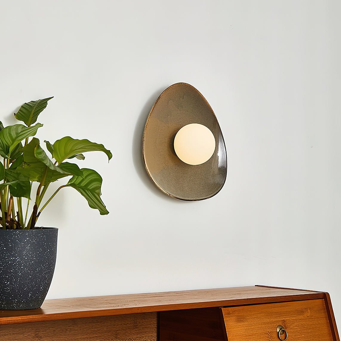 Ertalila Elegance Wandleuchte in Kieselsteinform aus Keramik