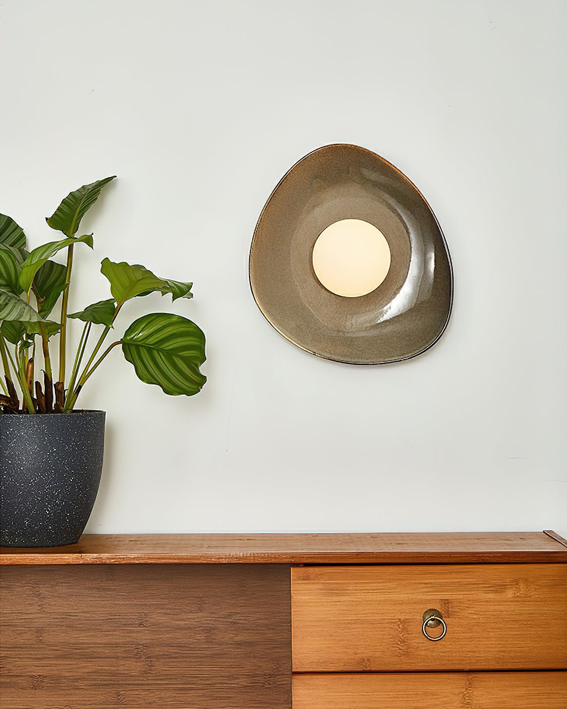 Ertalila Elegance Wandleuchte in Kieselsteinform aus Keramik