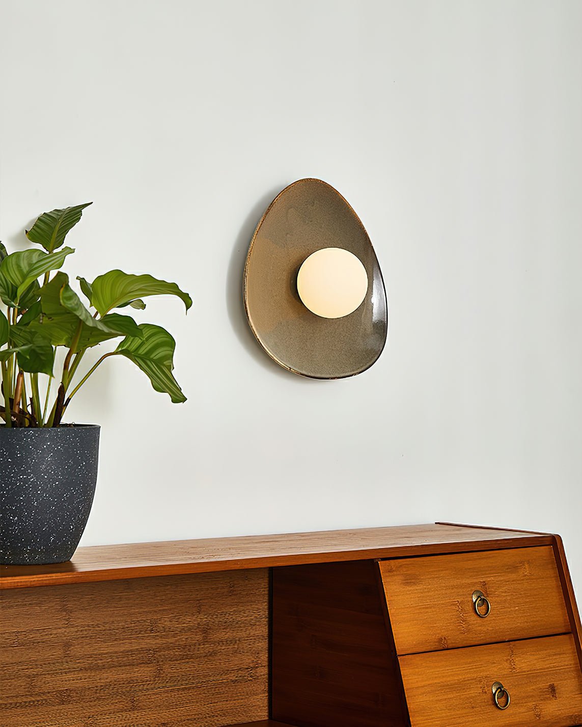Ertalila Elegance Wandleuchte in Kieselsteinform aus Keramik
