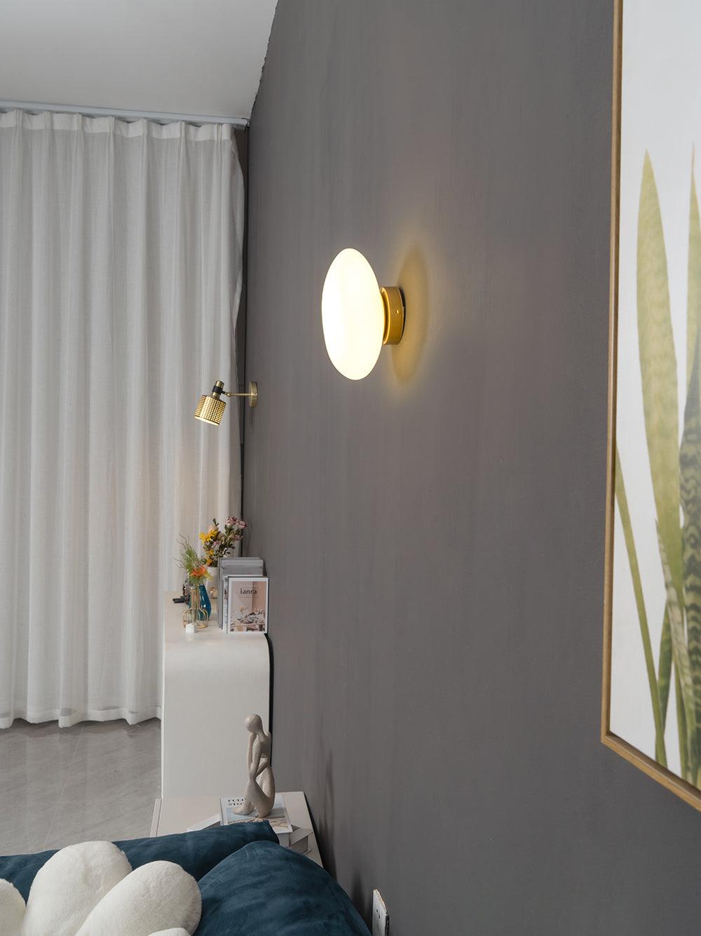 Eirinina Wandleuchte mit Kugellampen aus Milchglas