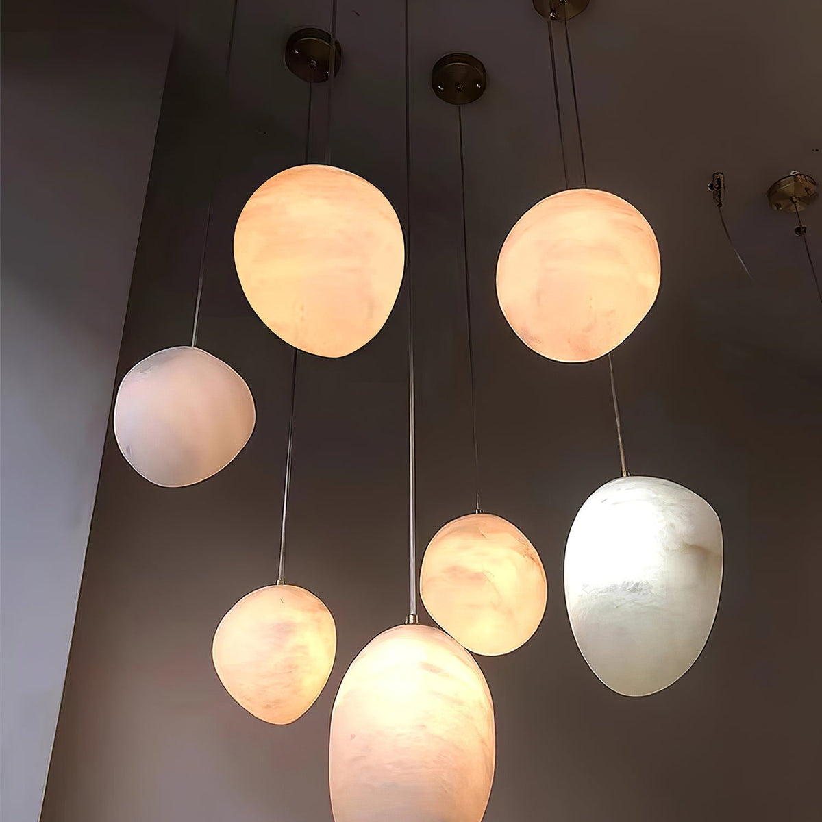 Nivisaya Pendelleuchte in Kieselsteinform aus Alabaster
