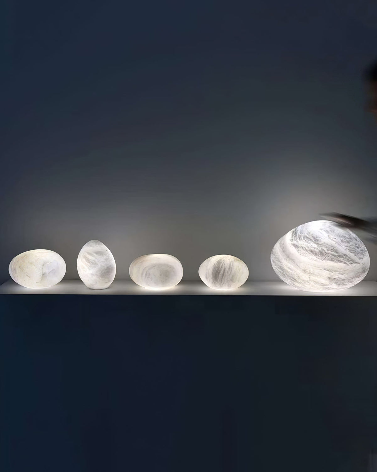 Nivisaya Pendelleuchte in Kieselsteinform aus Alabaster