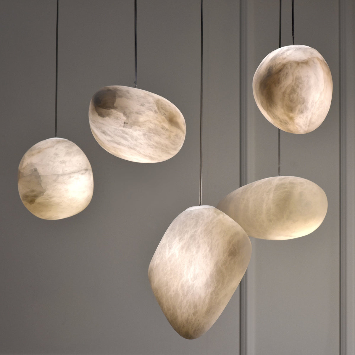 Nivisaya Pendelleuchte in Kieselsteinform aus Alabaster