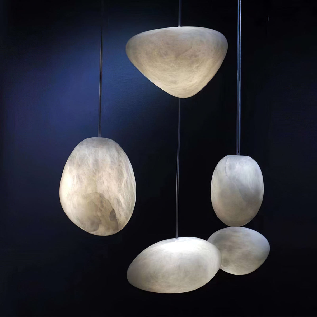 Nivisaya Pendelleuchte in Kieselsteinform aus Alabaster