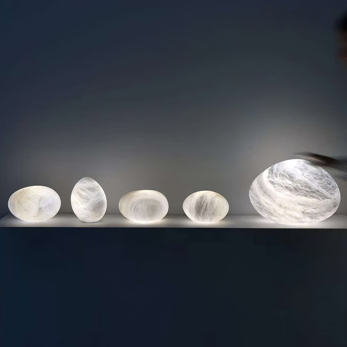 Nivisaya Pendelleuchte in Kieselsteinform aus Alabaster