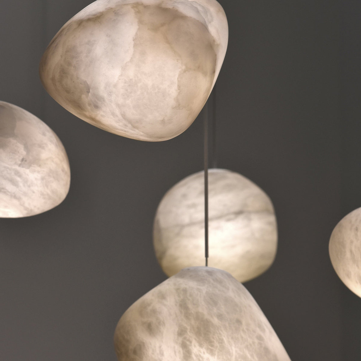 Nivisaya Pendelleuchte in Kieselsteinform aus Alabaster