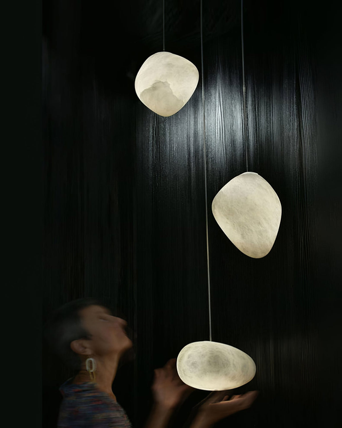 Nivisaya Pendelleuchte in Kieselsteinform aus Alabaster