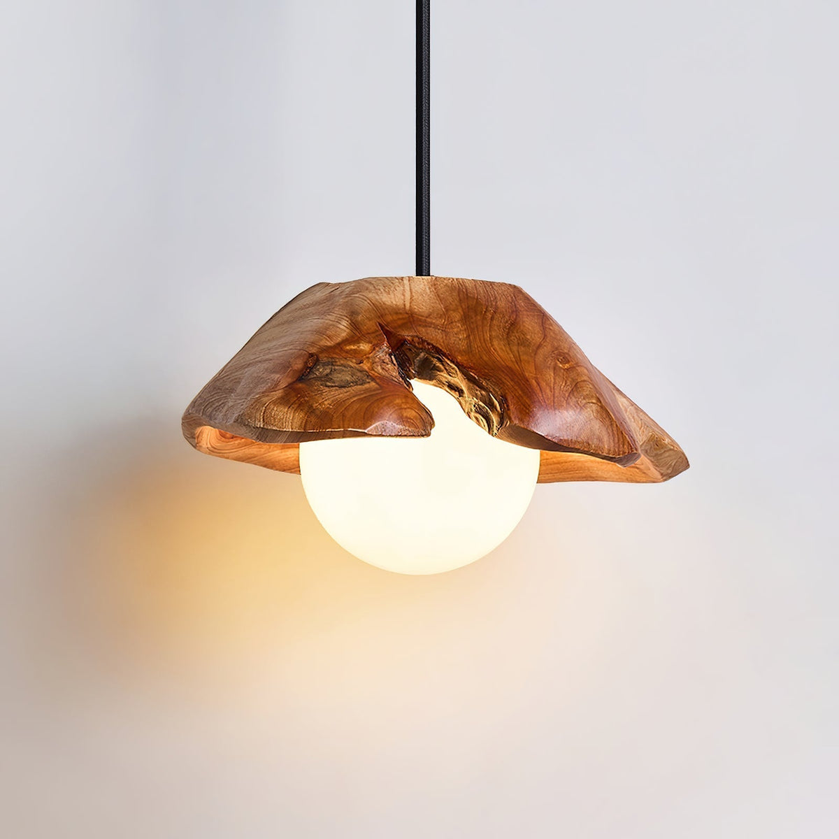 Rininora skulpturale Pendelleuchte mit Holzbaldachin