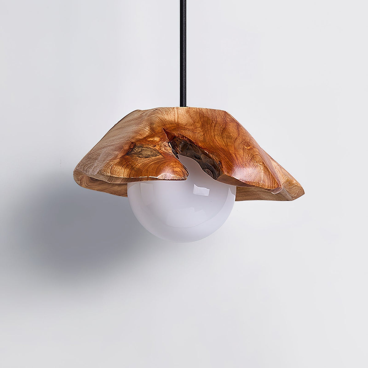 Rininora skulpturale Pendelleuchte mit Holzbaldachin