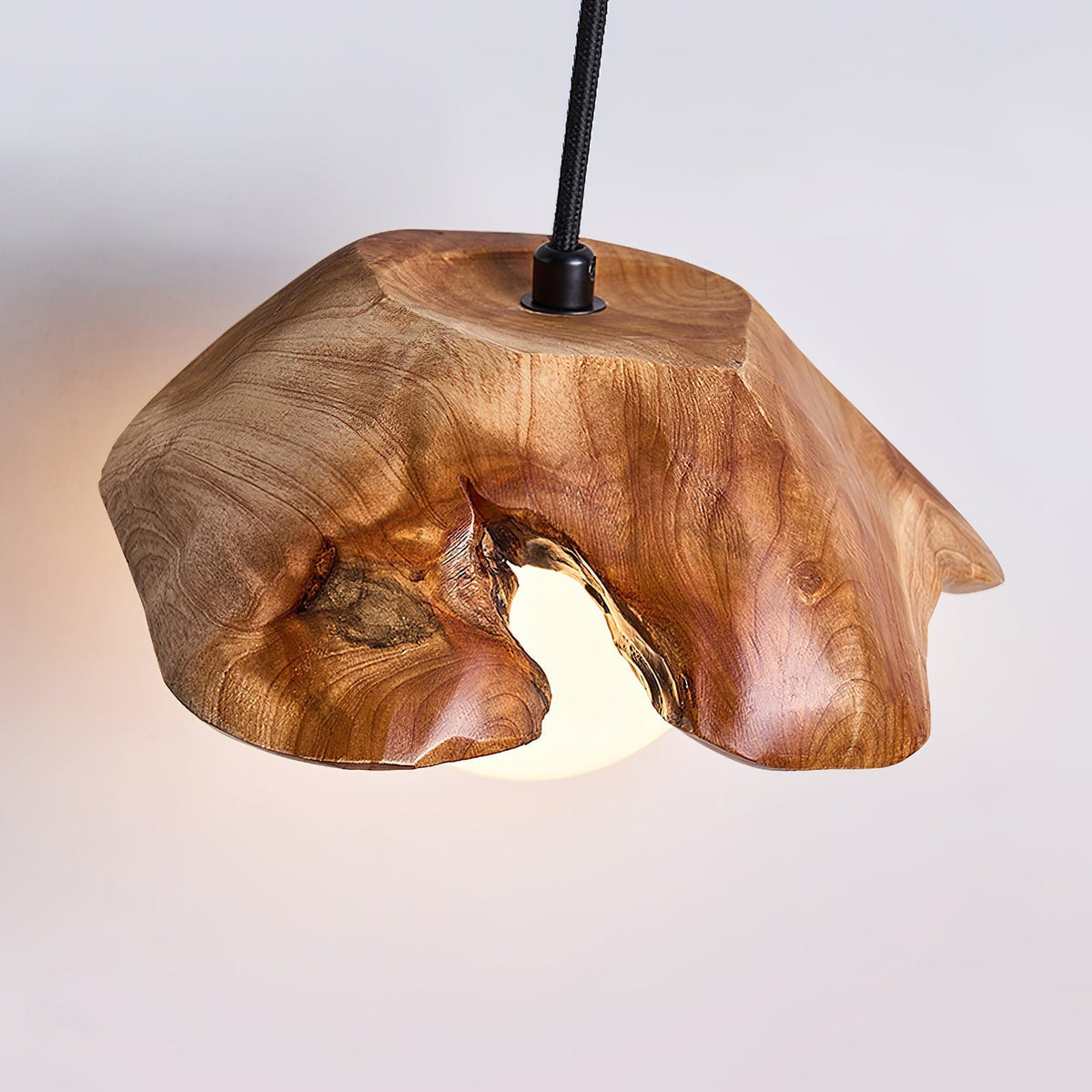 Rininora skulpturale Pendelleuchte mit Holzbaldachin