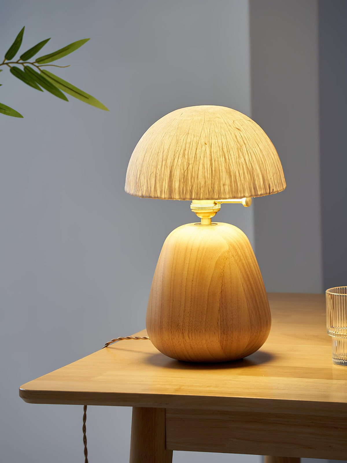 Elugan Tischleuchte aus Holz