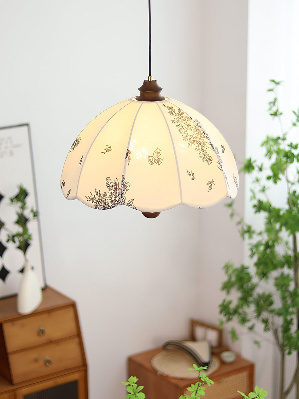 Vevenir Petal Whisper Pendelleuchte aus Holz und Stoff