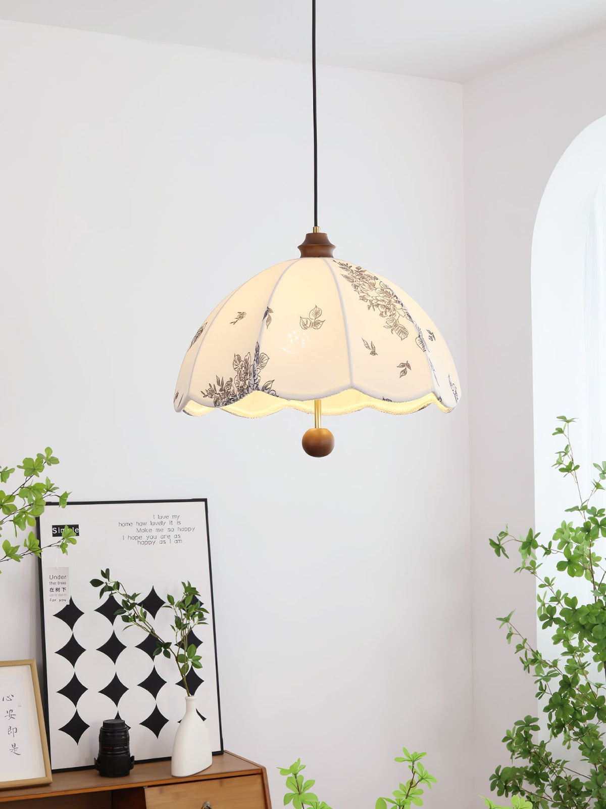 Vevenir Petal Whisper Pendelleuchte aus Holz und Stoff