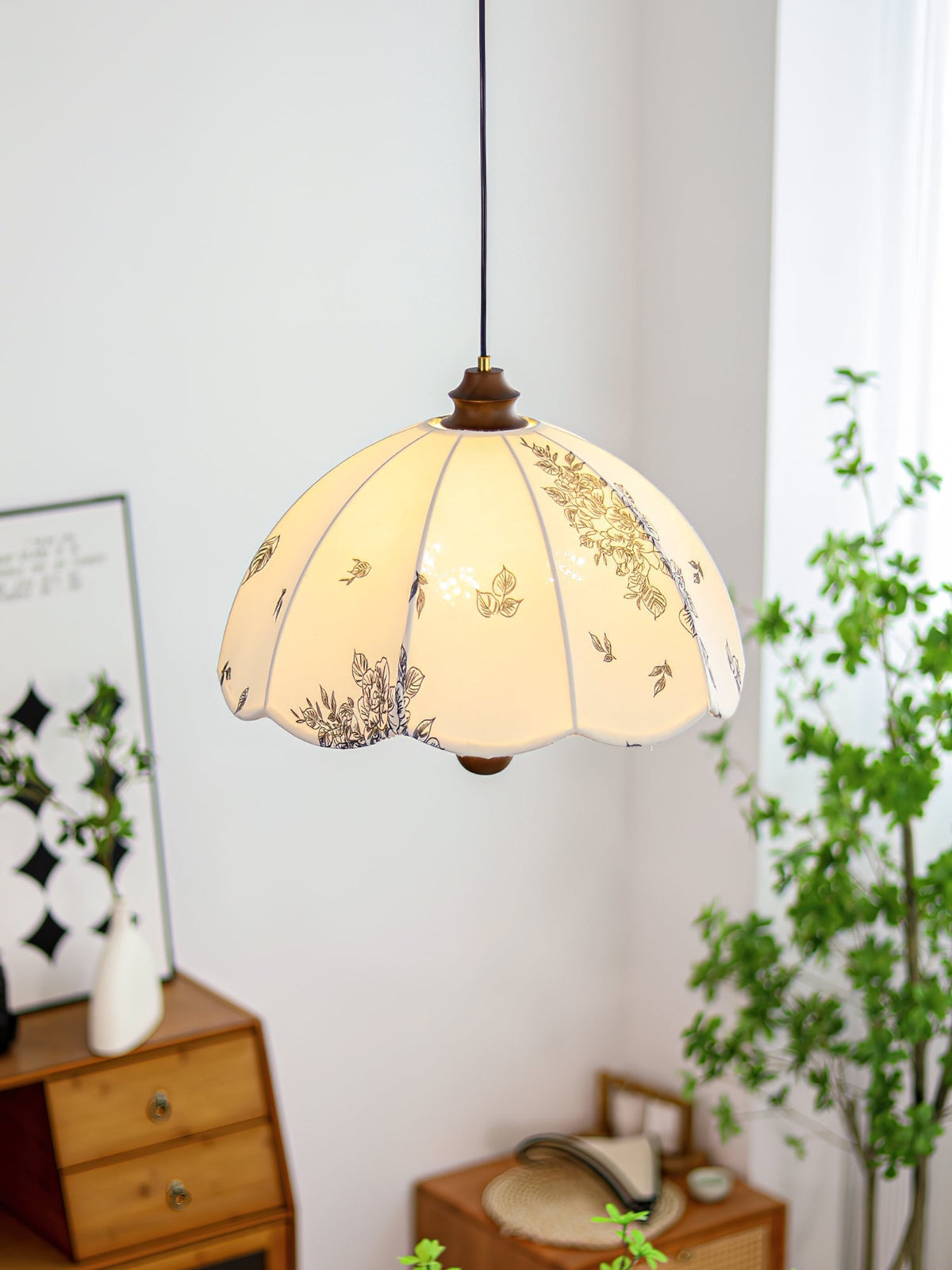 Vevenir Petal Whisper Pendelleuchte aus Holz und Stoff
