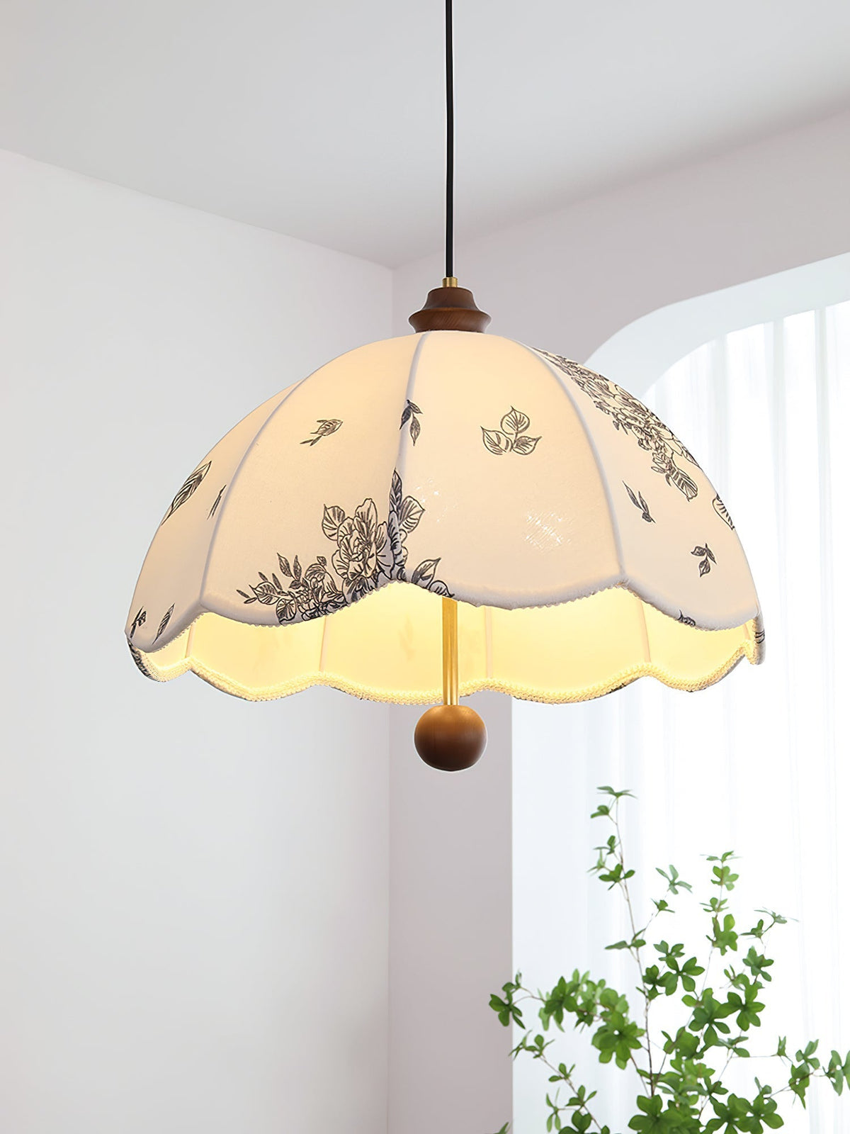 Vevenir Petal Whisper Pendelleuchte aus Holz und Stoff