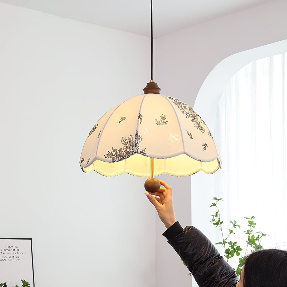 Vevenir Petal Whisper Pendelleuchte aus Holz und Stoff