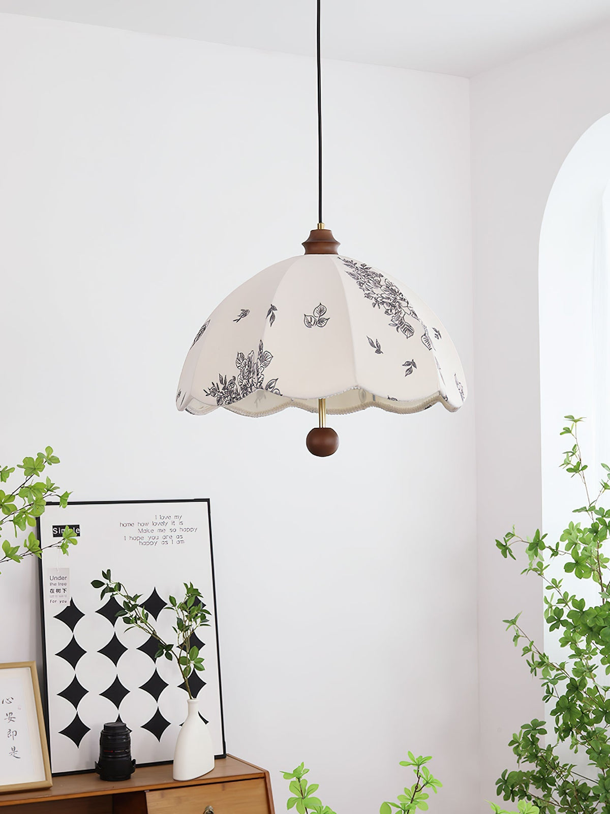Vevenir Petal Whisper Pendelleuchte aus Holz und Stoff