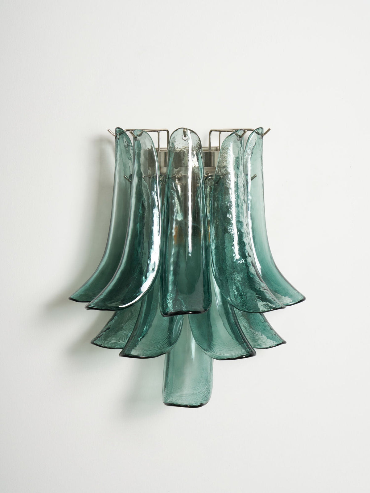 Eiraira Wandleuchte Blütenförmig Geschwungenes Glas Rauchiges Teal Künstlerisch