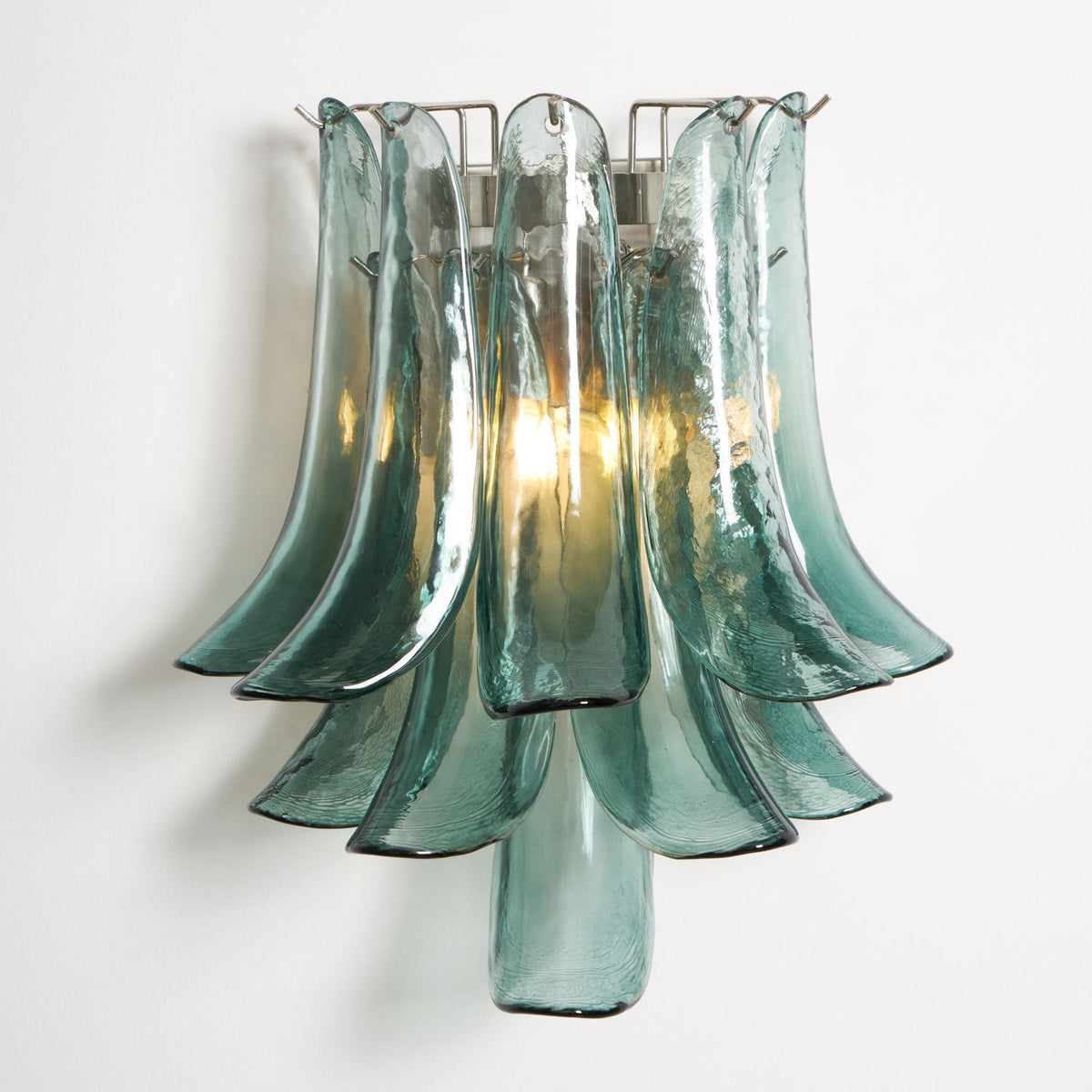 Eiraira Wandleuchte Blütenförmig Geschwungenes Glas Rauchiges Teal Künstlerisch