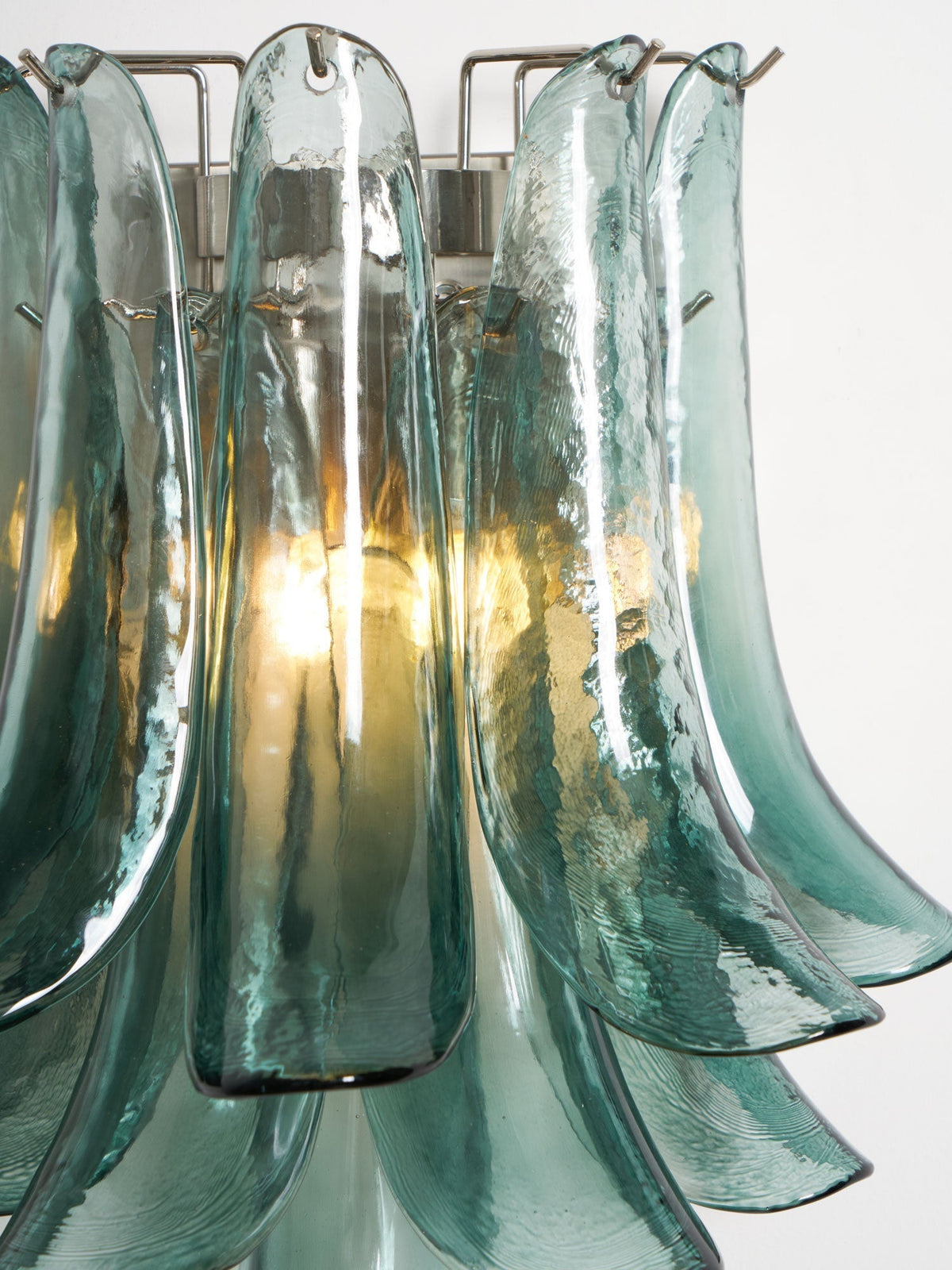 Eiraira Wandleuchte Blütenförmig Geschwungenes Glas Rauchiges Teal Künstlerisch
