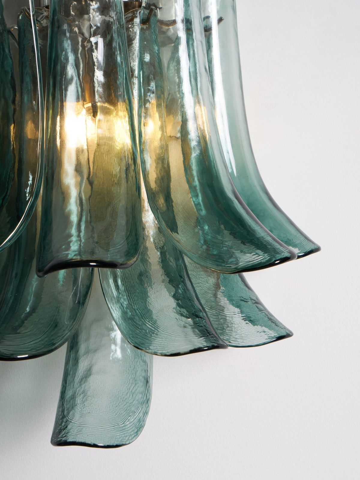 Eiraira Wandleuchte Blütenförmig Geschwungenes Glas Rauchiges Teal Künstlerisch