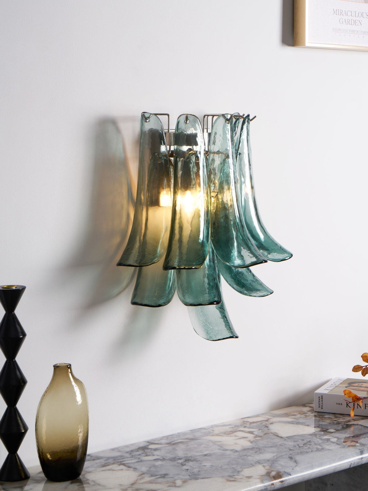 Eiraira Wandleuchte Blütenförmig Geschwungenes Glas Rauchiges Teal Künstlerisch