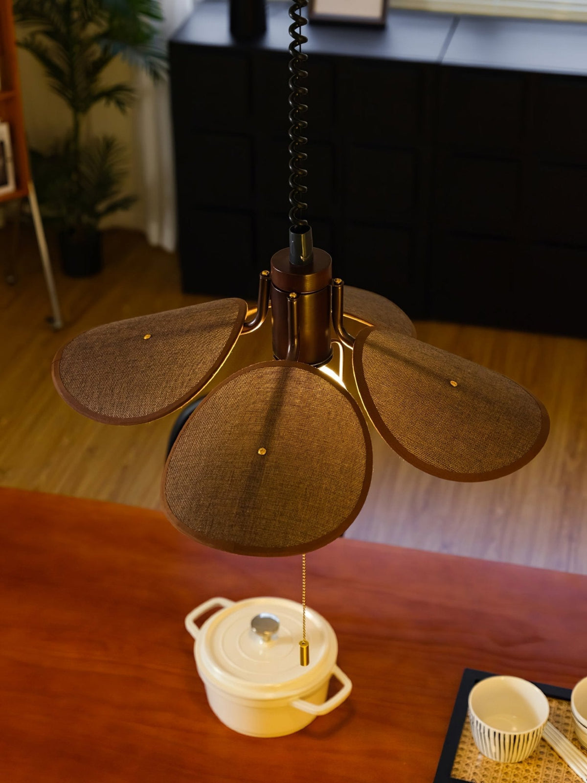 Utalion traditionelle Pendelleuchte aus Holz mit Stoffschirm in Blütenform